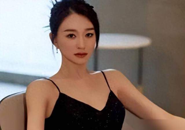 李小冉陷入分手传闻中，并且又提起五亿聘礼的老账来加以指责，