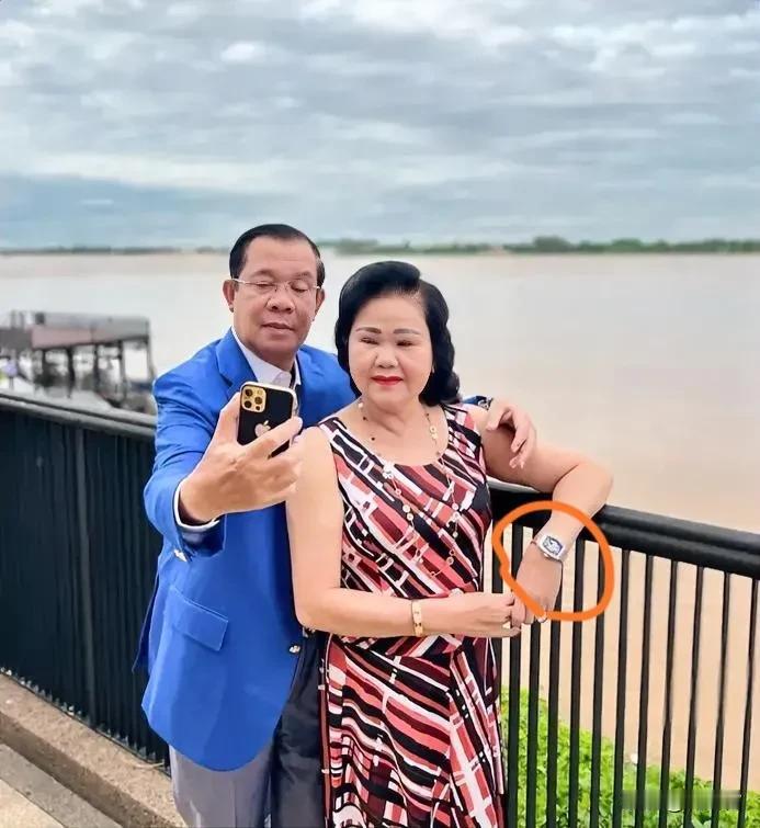 洪森在家穿地摊同款的背心，但是他出门那绝对用心装扮，大背头金丝眼镜，高定款的雨果
