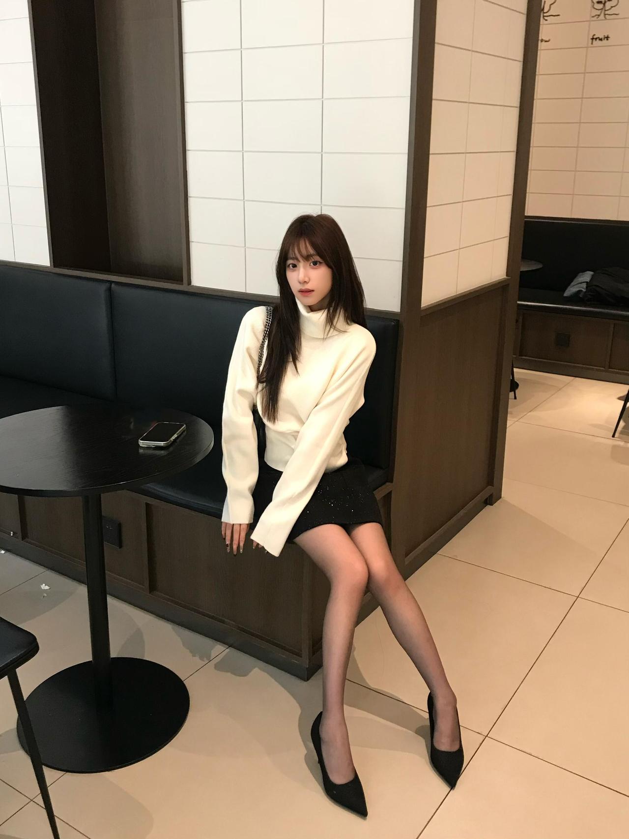 ☕️温柔高领毛衣和亮片小裙子！