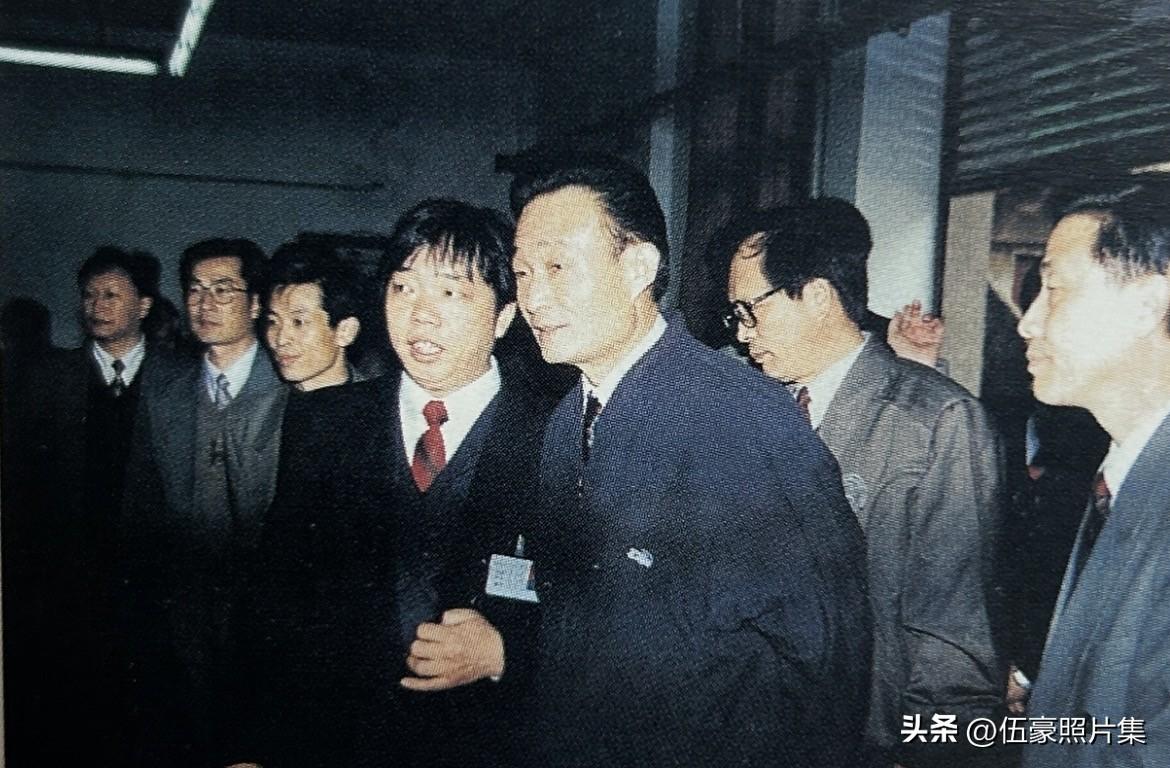1995年4月，吴邦国同志在红安县红安卷烟厂视察。吴邦国首先听取了企业汇报。得知