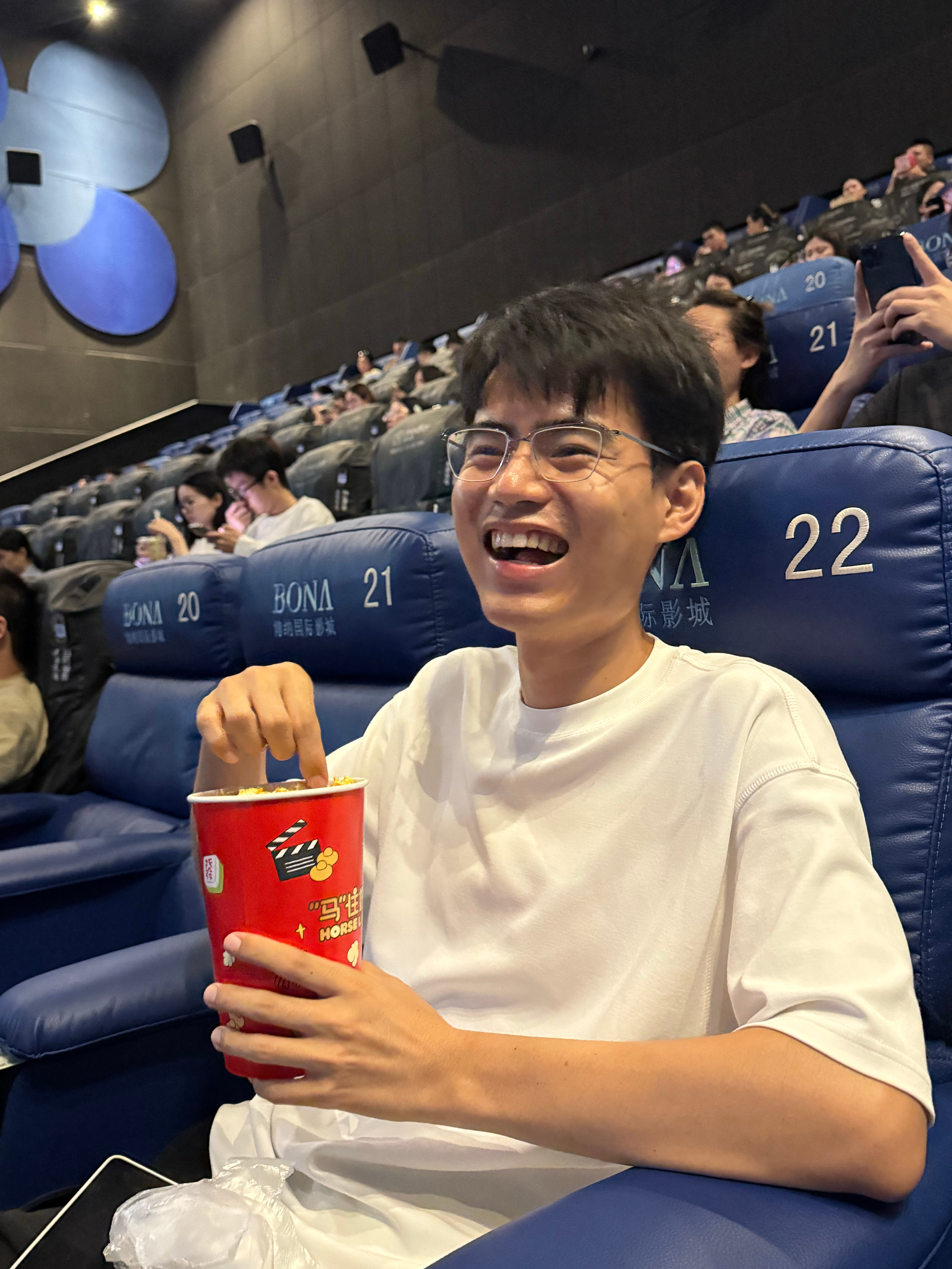 好几年没买过爆米花了，今天破戒给小林买了一桶，看他那个高兴的样