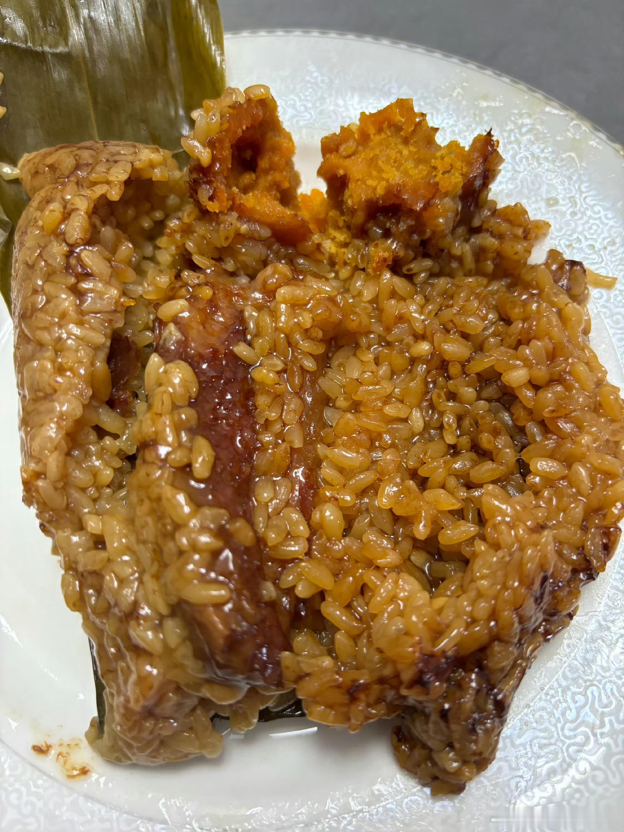 极品蛋黄肉粽，肉眼可见的美味。这个粽子几乎是满分的，糯米黏糯、油感十足，咸鸭蛋蛋