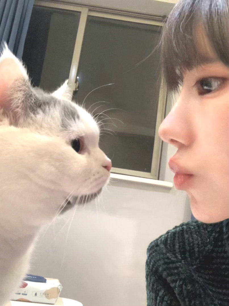 本咪今天两岁了是的 我妈过完生日就是我生日说明我妈天生就是我妈 知豆不happy