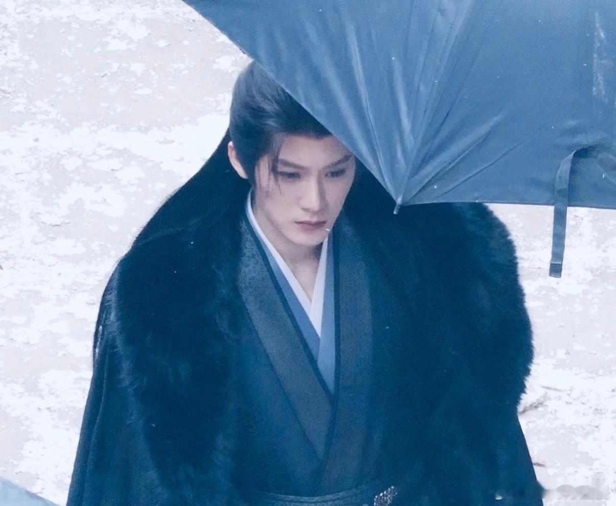 檀健次何不同舟渡黑色大氅造型檀健次何不同舟渡黑衣斗篷路透 这都帅成啥了 