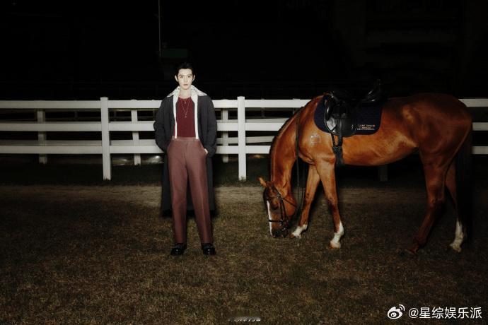 邓为暗夜男爵  邓为暗夜男爵造型，整齐的背头配上挺括的西装，英气十足完完全全被硬