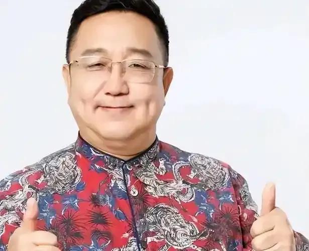 句号以实际行动书写着责任与担当的篇章，他不仅在演艺事业上绽放光彩，更在家庭中树立