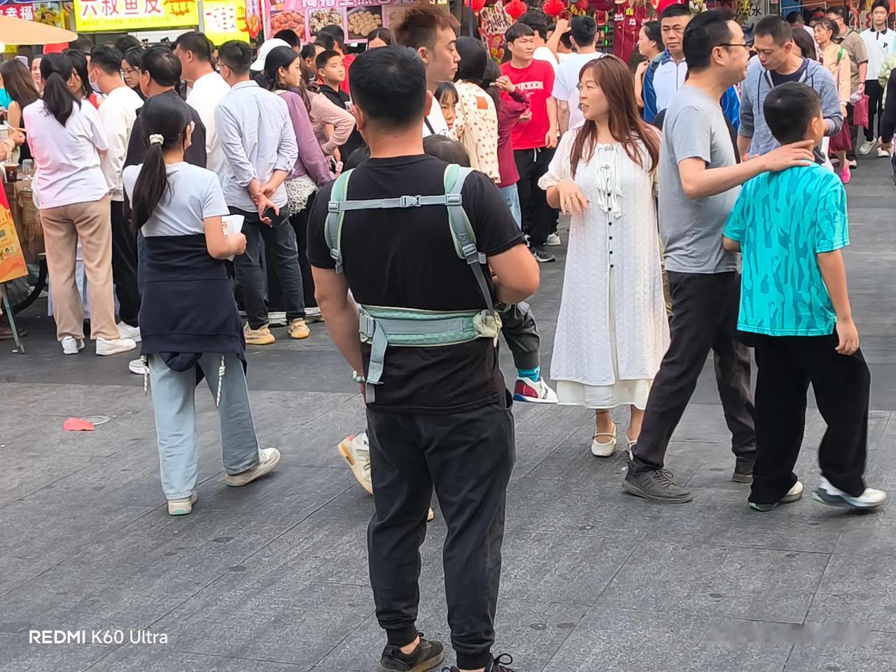 走在老街上，看着人来人往的大人小孩，热热闹闹的场景，可我的心却五味杂陈。转头想到