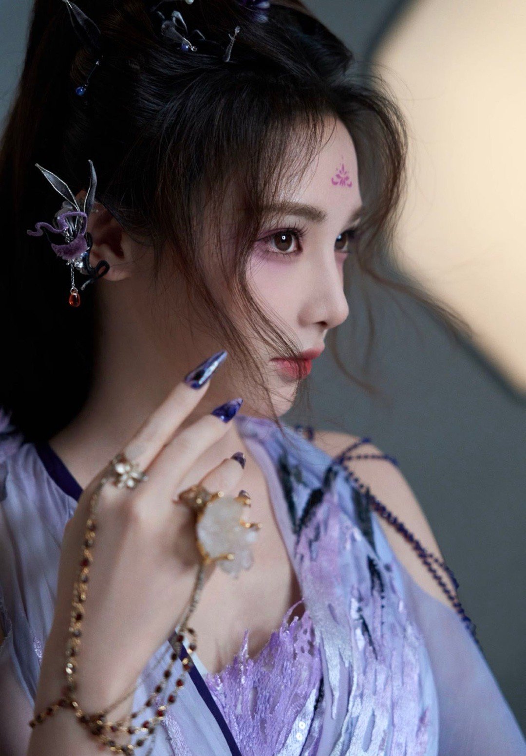 彭小苒换美甲了 姐的美甲是懂春夏氛围的！告别深紫迎接彩虹，每根手指都像藏着一个小