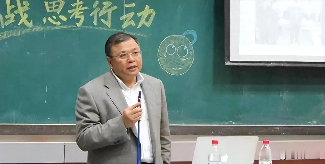 1996年，公费留学的黄大年加入英国国籍，国人骂他忘恩负义。他说：“就算把我骂死