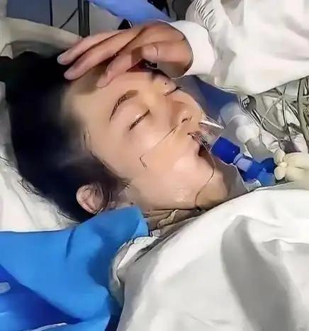 [微风]河南一女儿病危,她紧紧抓住父亲的手不放,然后断断续续地说:“爸爸,家里不