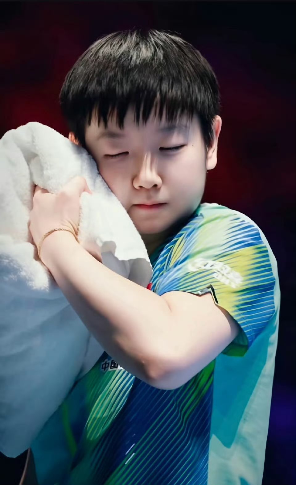 孙颖莎看起来很萌实际也很萌圆乎乎的脸蛋、亮晶晶的眼睛，笑起来眼睛弯成月牙，还有软