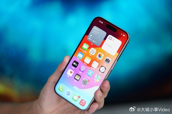 【存储涨价冲击供应链今年全球手机面板出货或年减7.3%】3月5日消息，根据Tre