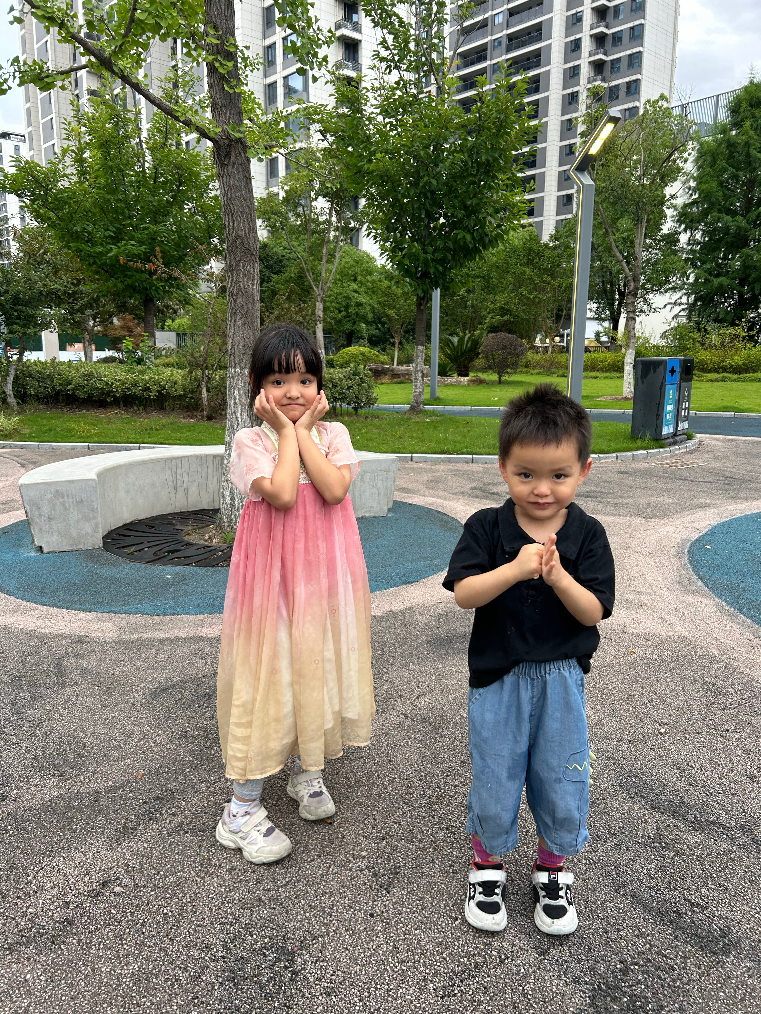 姐姐教弟弟拍照摆pose，放假已经一个礼拜了，小的时候觉得暑假很短，长大了觉得暑