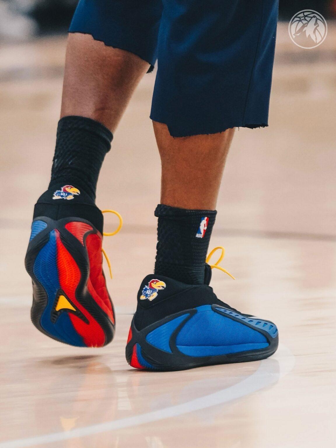 爱德华兹上脚 adidas AE 2 “Kansas Jayhawks” PE。