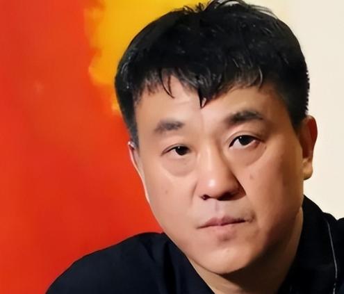1997年一个初中的女同学邀请演员何冰一起吃饭，在酒过三巡后，女同学突然开口说道