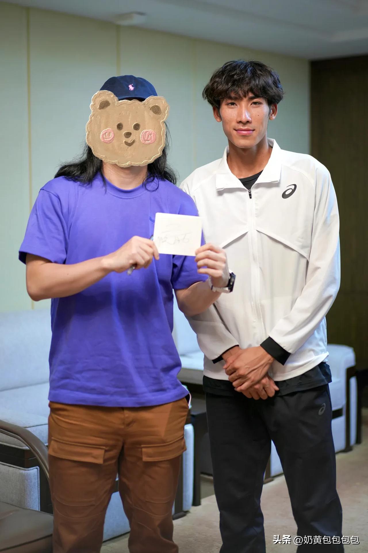 这位00后是目前国内中距离径赛的佼佼者，不久前刚刷新了800米室内国家纪录，接下