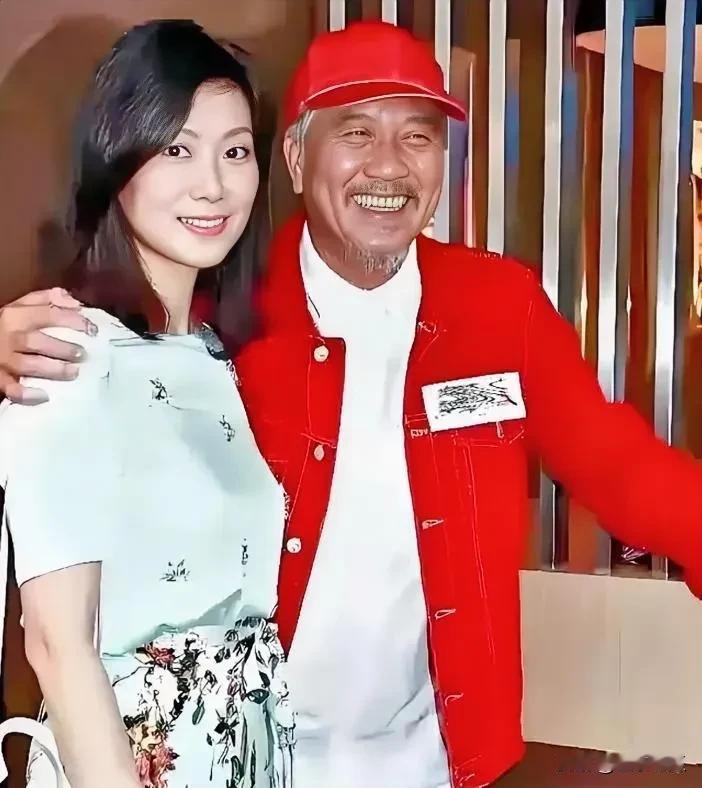 画面中的万梓良与老婆同框，万梓良看起来已经有了些老者的模样，可他的妻子依旧年轻漂