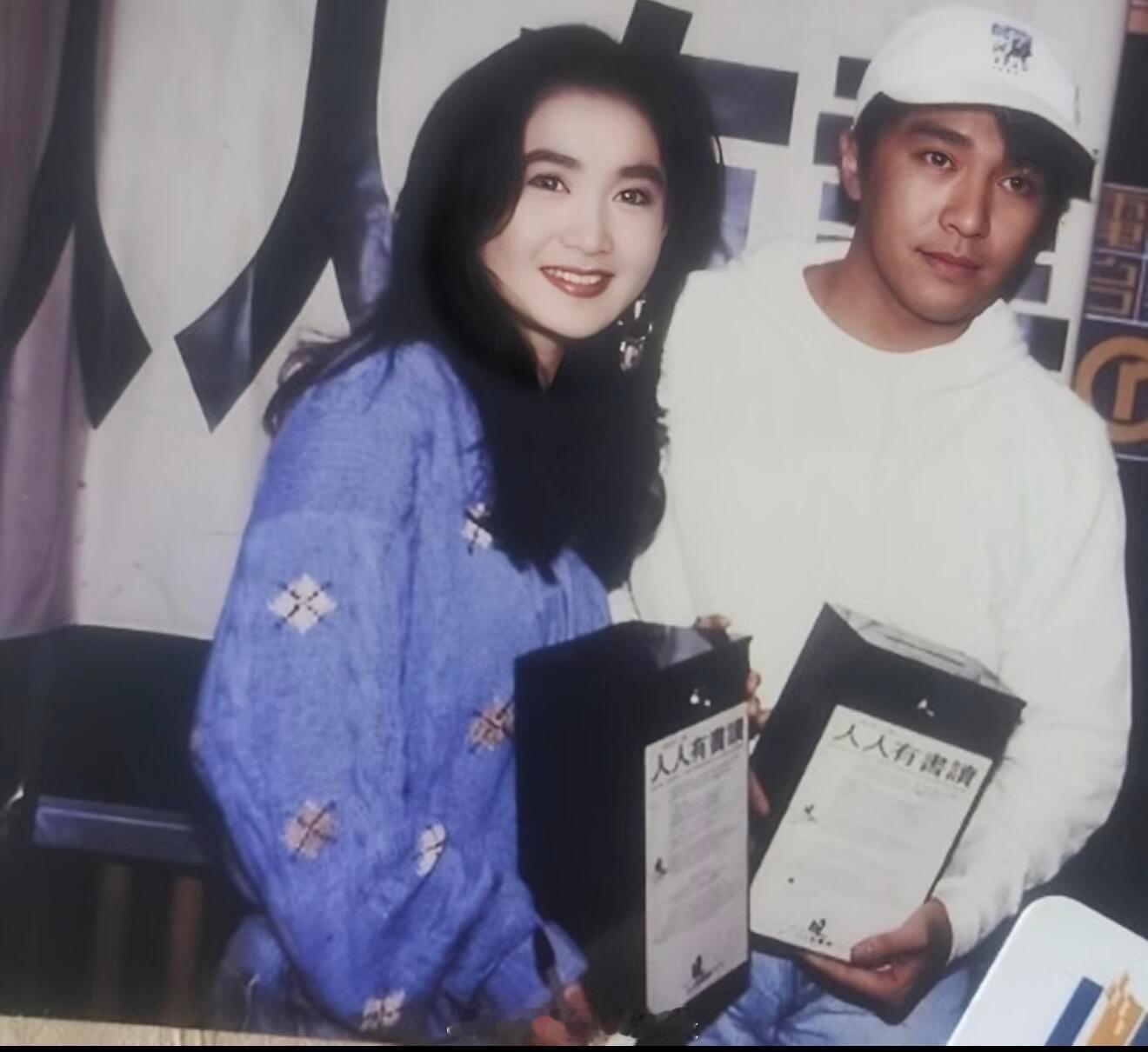 1992年，周星驰、黎明、温碧霞在一场公益活动上，三人罕见同框合影。 ​​​