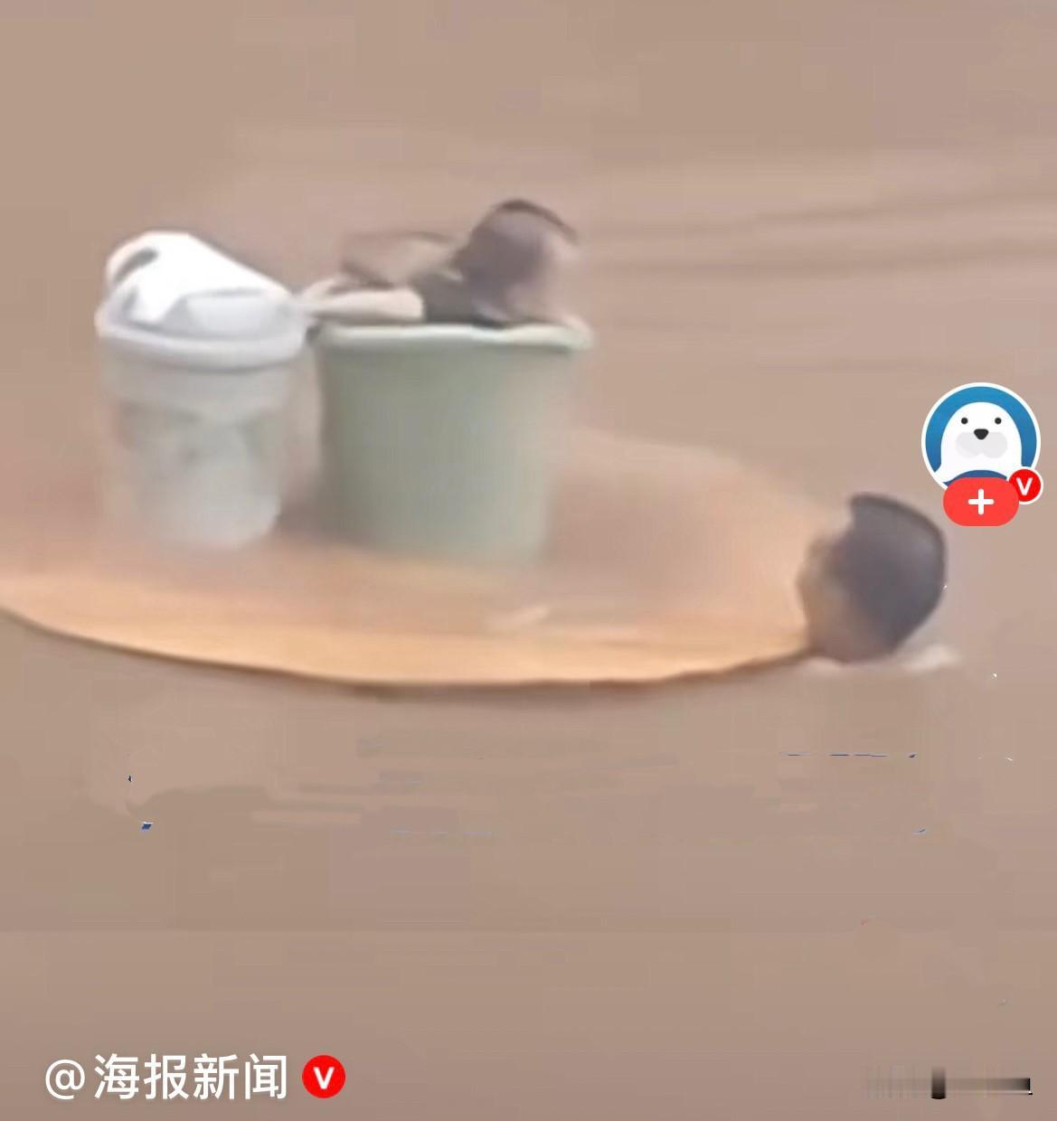 近日，广西防城港湍急浑浊的洪水里，一位年轻爸爸心急如焚，他一岁多的宝宝突发高烧，