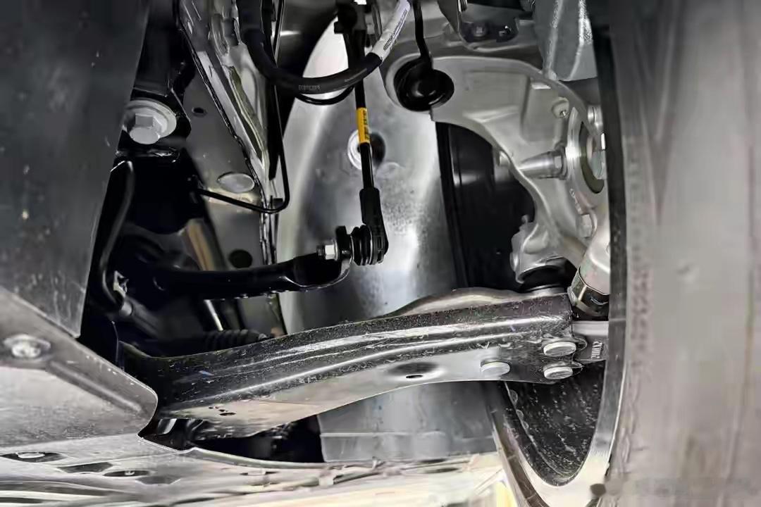 刚看到全新奔驰S级的消息，最直观的感受就是这前脸变化是真的大，跟现款比简直像换了