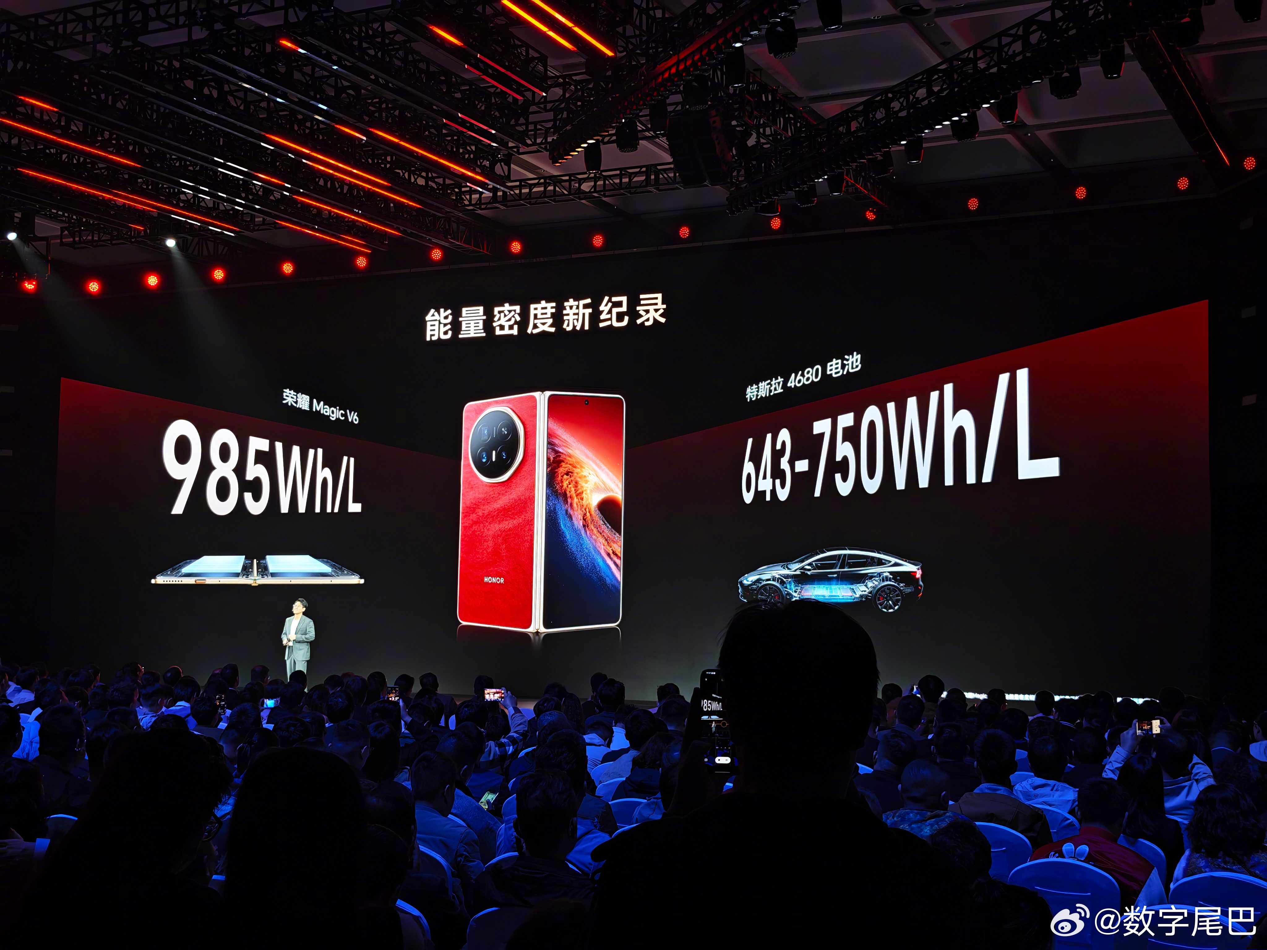 荣耀Magic V6这个外屏我们摸过了，确实很黑，反射率极低，在阳光下可见性跟普