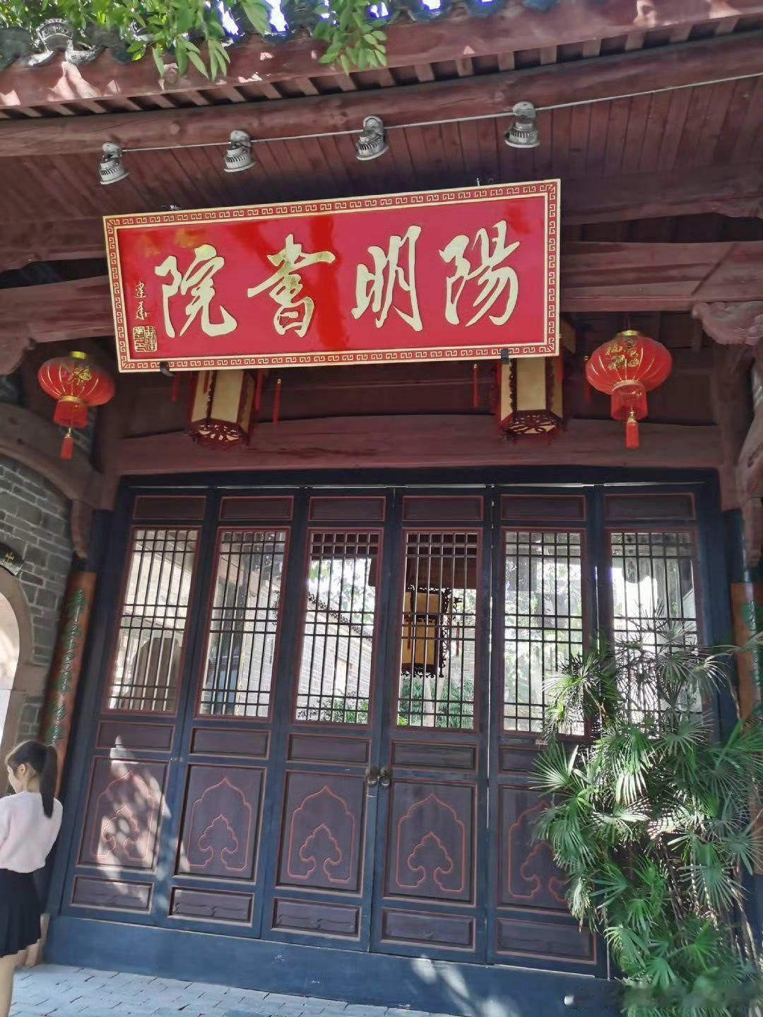 游过赣州，游过瑞金。赣州，古往今来；瑞金，继往开来。赣州，蒋介石培养蒋经国经略未