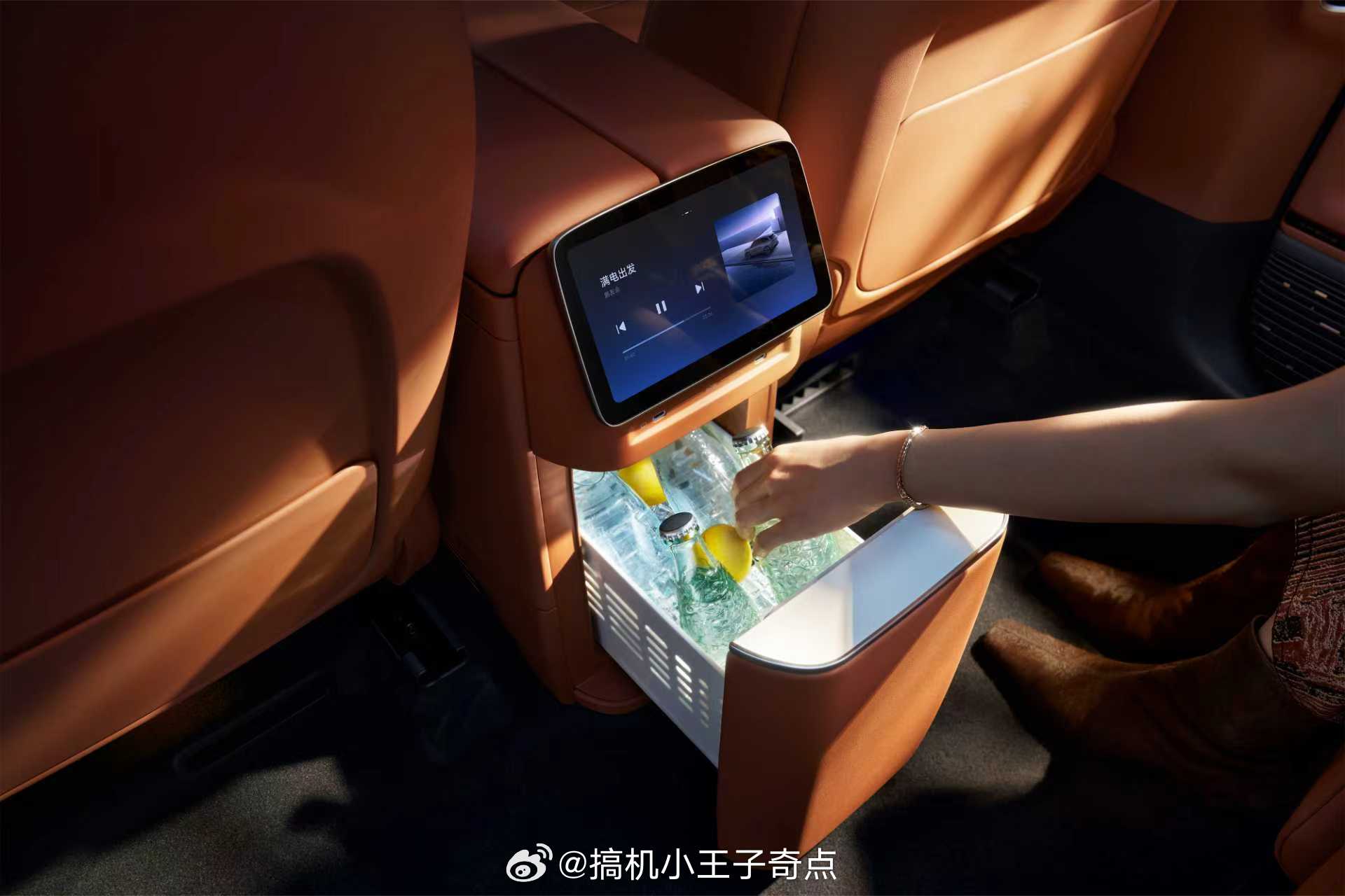 小鹏G9L采用寰宇星空头等舱设计！星绒透光皮革搭配撒哈拉橙，奢感拉满。5.1㎡座