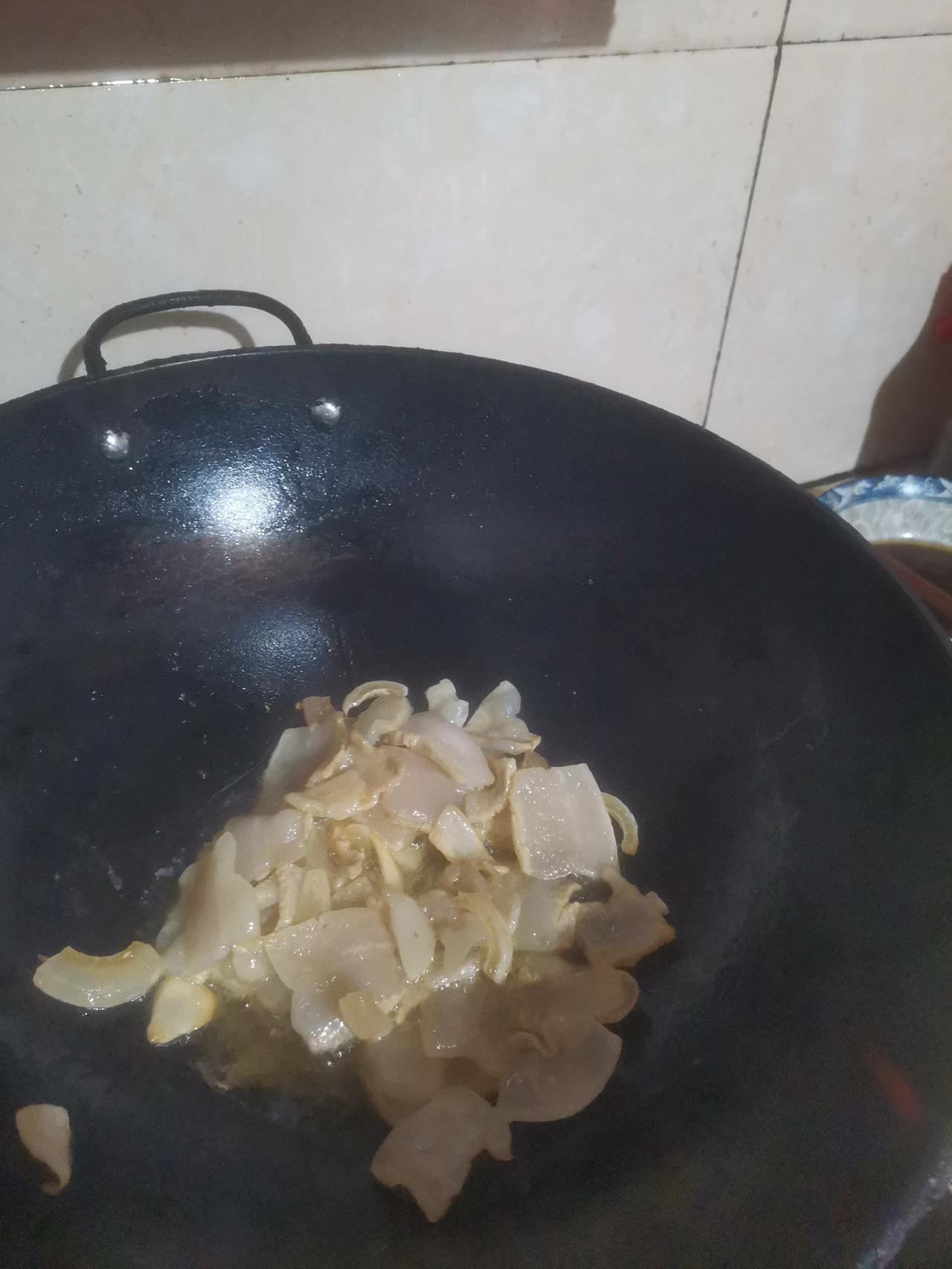 今天中午十点去我妈家。

我妈已经将豇豆掐段洗好，韭菜摘好洗好，鸡蛋打好装在钵子