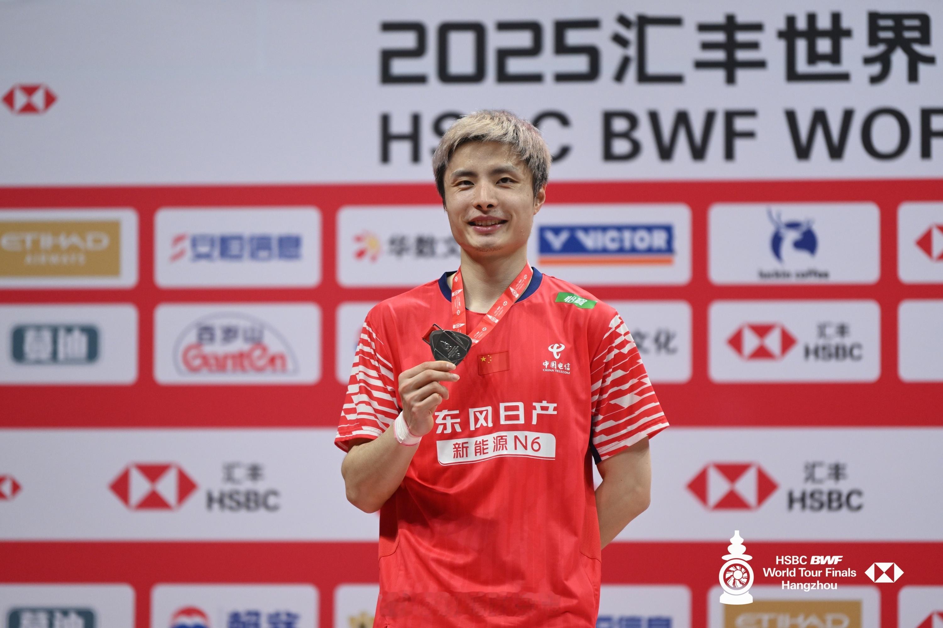 石宇奇给2025年打9分，还说差的1分差很多。石宇奇完美主义者 那么，大家给石头