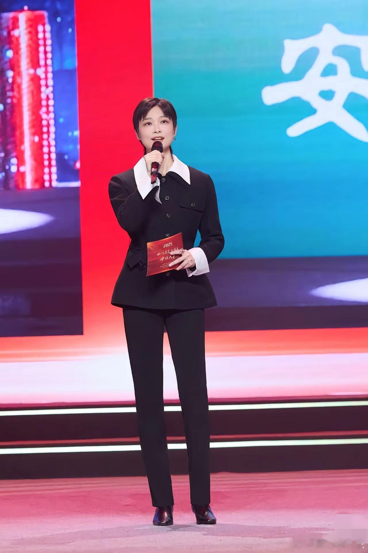 李宇春，回四川上班了！我就想知道，她穿成这样，试问哪个上班人的小心脏能受得了？不