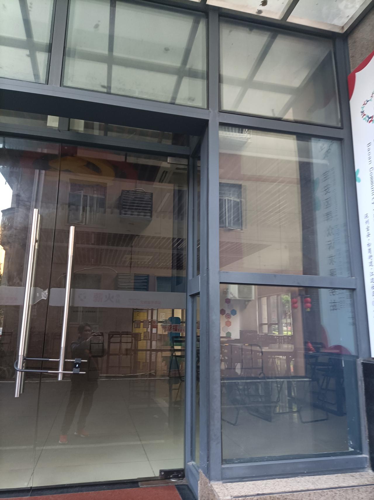 随手拍张照过年了，小区是太清静了，老年活动中心也关门了，只有送外卖的还在上门服务