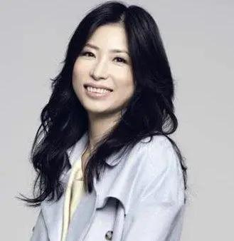 很喜欢张小娴的一段话：人到中年，不必事事完美。接纳遗憾，包容不完美，才是一个人真