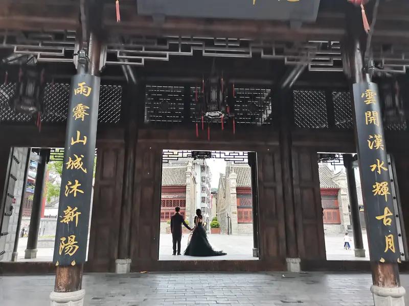 刚看了个47秒的视频，本以为会是刺激的内容，没想到看得我后背发凉。这哪是什么爱，