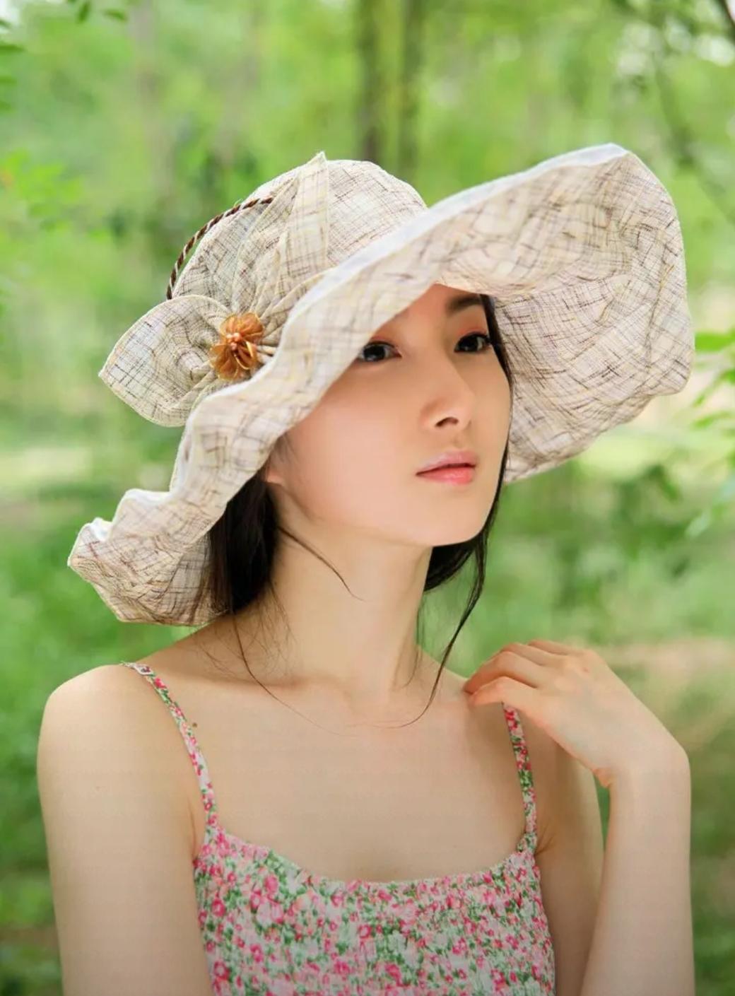 这辈子能遇见一个心心念念的女朋友，真的是莫大的福气。
林间微风轻轻吹过，她戴着遮
