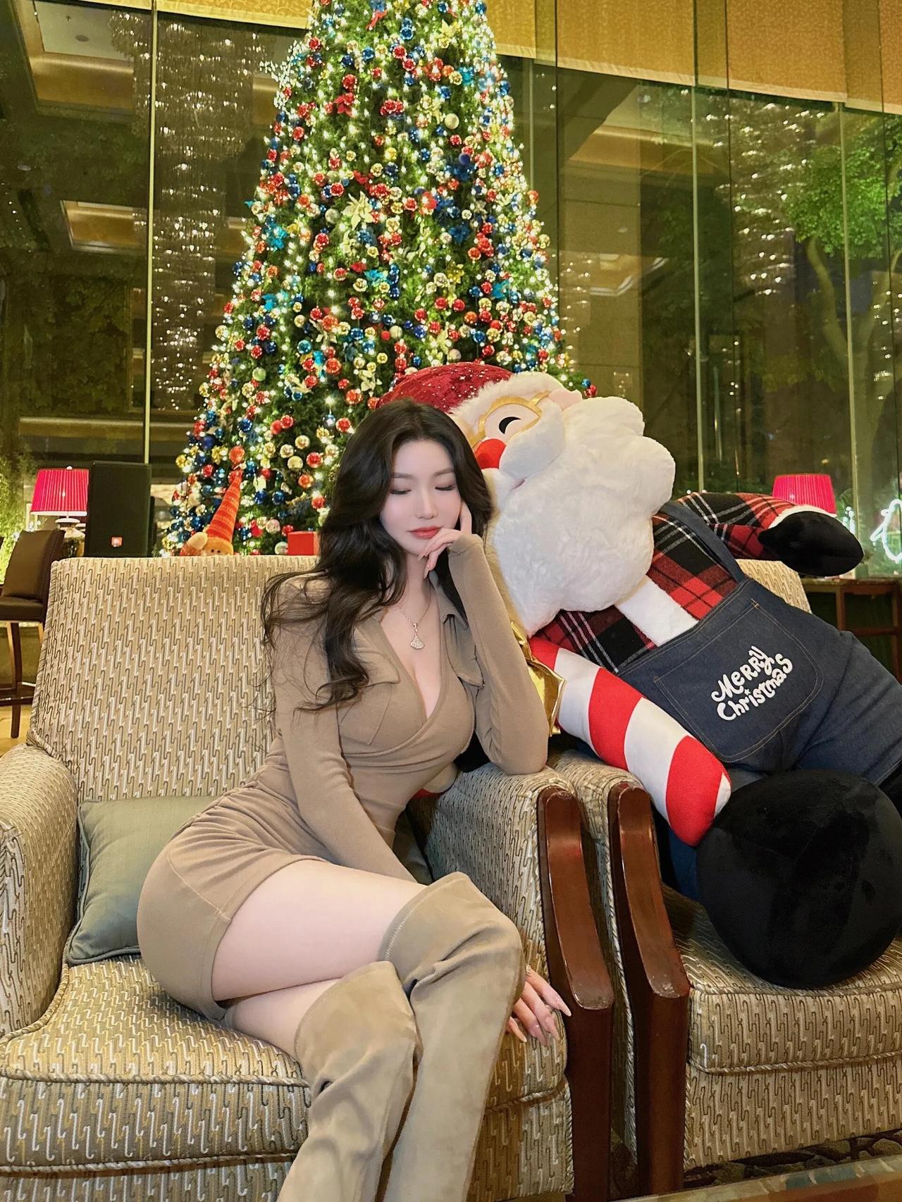 圣诞氛围满满，美少女与圣诞玩偶同框，超甜！