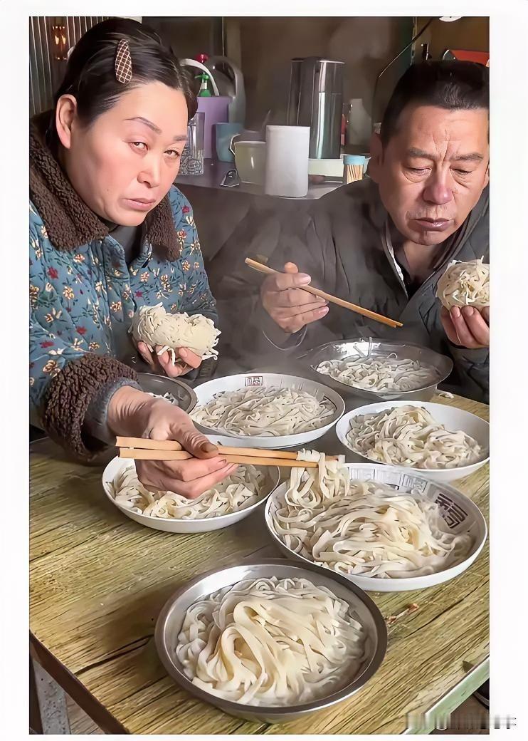 现在AI简直了！
吃面，手里还拿一坨面[捂脸]