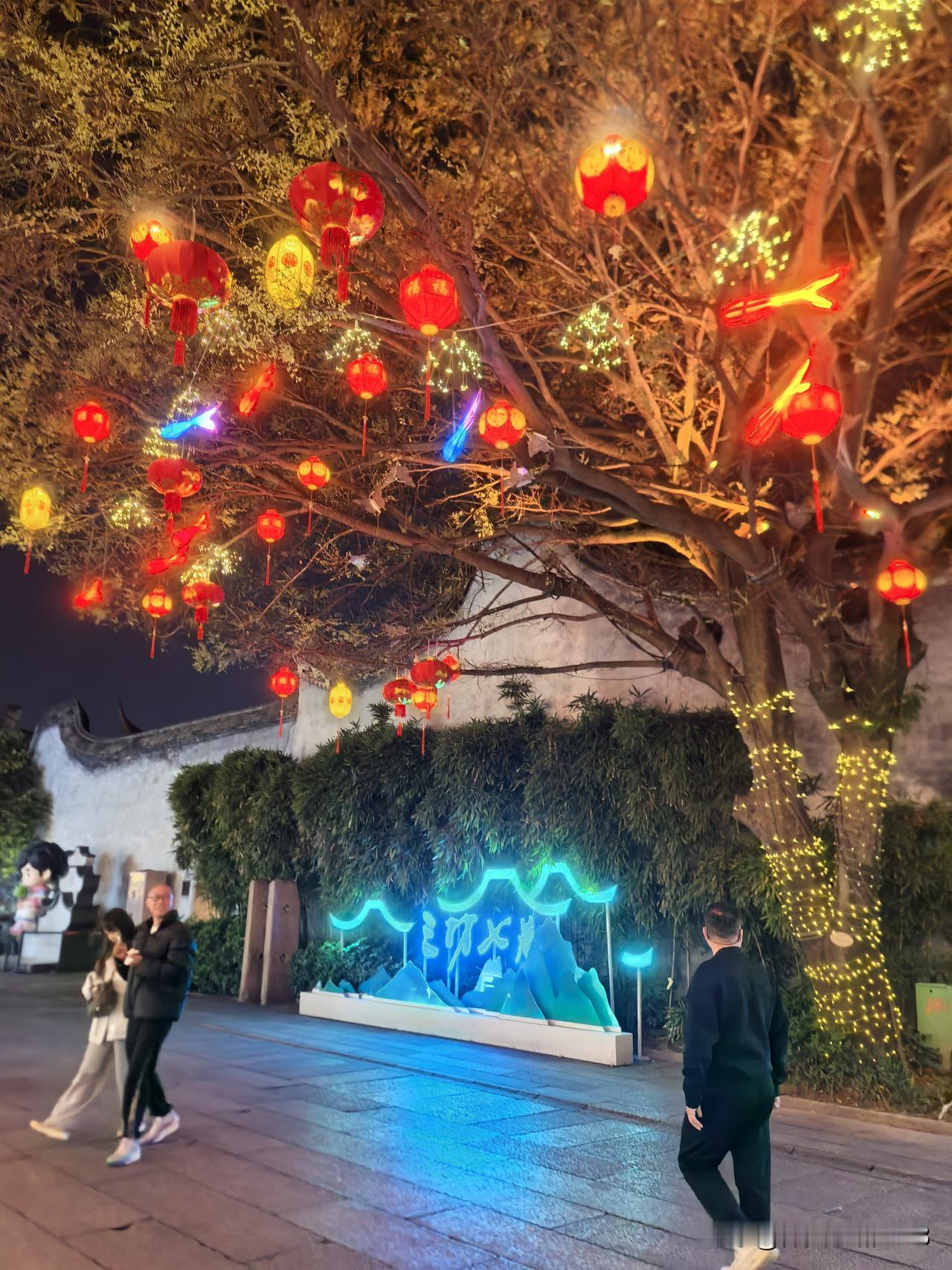 夜里的三坊七巷格外鲜艳夺目。节日过后，外地游客逐渐稀疏，福州最热门的三坊七巷依然