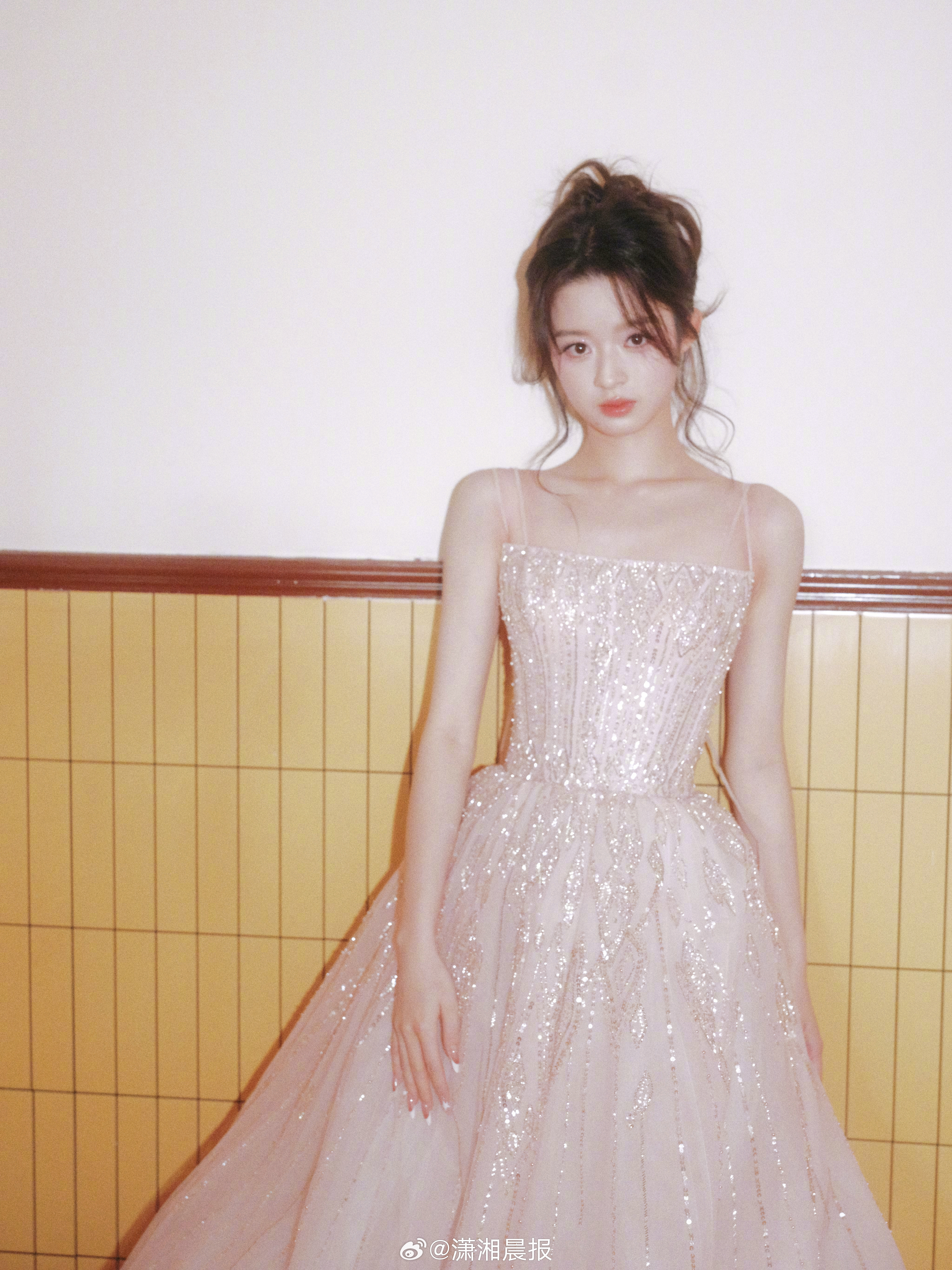 【，#黄杨钿甜红毯上未佩戴珠宝首饰#】 2月5日，以一袭粉色珠光长裙亮相2025