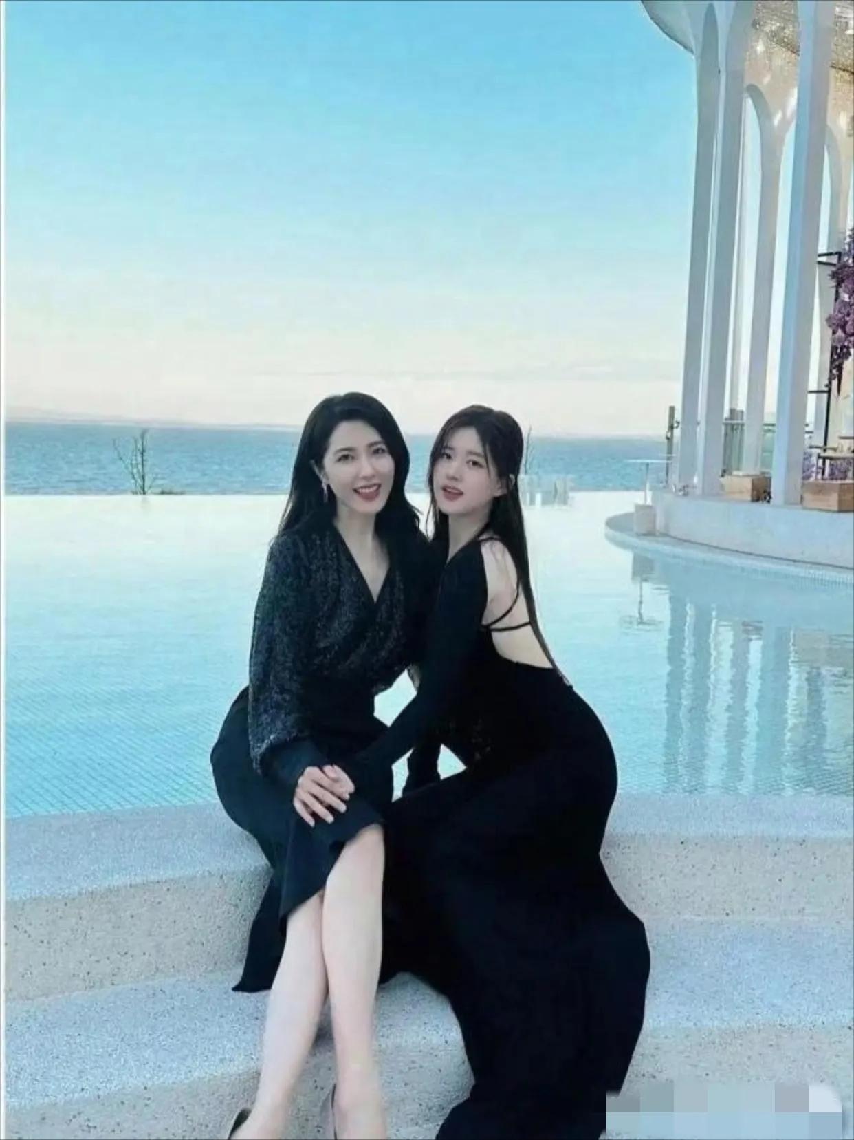 呐！你看这差距，这真怪不了大家都喜欢以前的明星！曾黎就往这一坐，就比赵露思各种扭