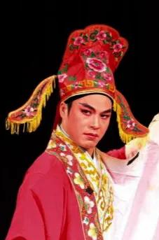 方圆天地，为头条联友对联！
风里行尘，擦肩皆是天涯客，
雨中赶路，携手同为落泊人