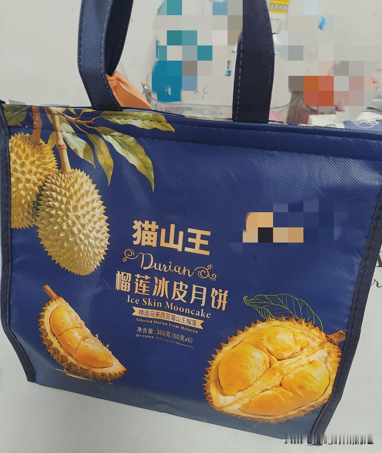 榴莲冰皮月饼挺好吃哦。
中秋节，老公收到了好几盒月饼，有白莲双蛋黄的，有流心奶黄