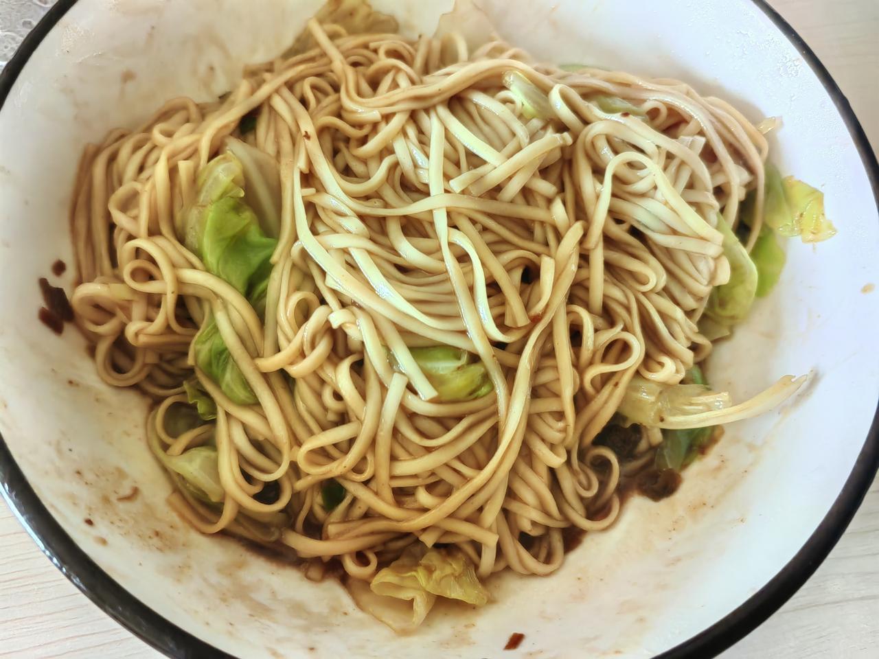 午餐，炸酱面，醋放多了点。
​吃完，下楼步行5公里，以销昨晚宿醉。
​一身大汗回