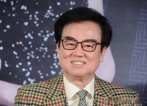 港片大佬黄百鸣今日入狱服刑——80岁高龄 主动撤销保释据多家港媒报道，现年80岁