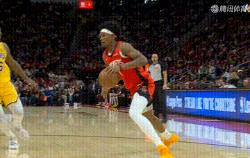 NBA的裁判也是草台班子，下图中阿门-汤普森突破撞到詹姆斯这一回合竟然被吹罚防守