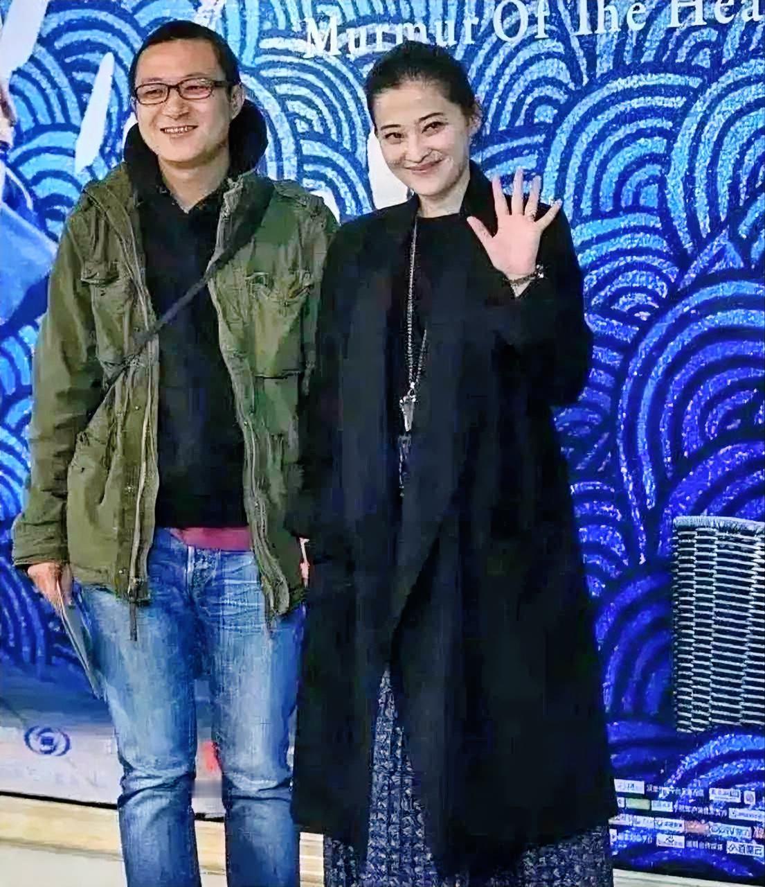 曾剑：原来梅婷的老公是他，承包家务多年，把梅婷宠成了宝，一家四口，事业有成，幸福