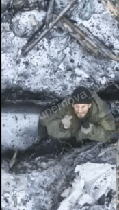 1名俄军士兵朝乌军无人机竖中指，一副欠揍的样子。无人机可不惯着这种嚣张跋扈的态度