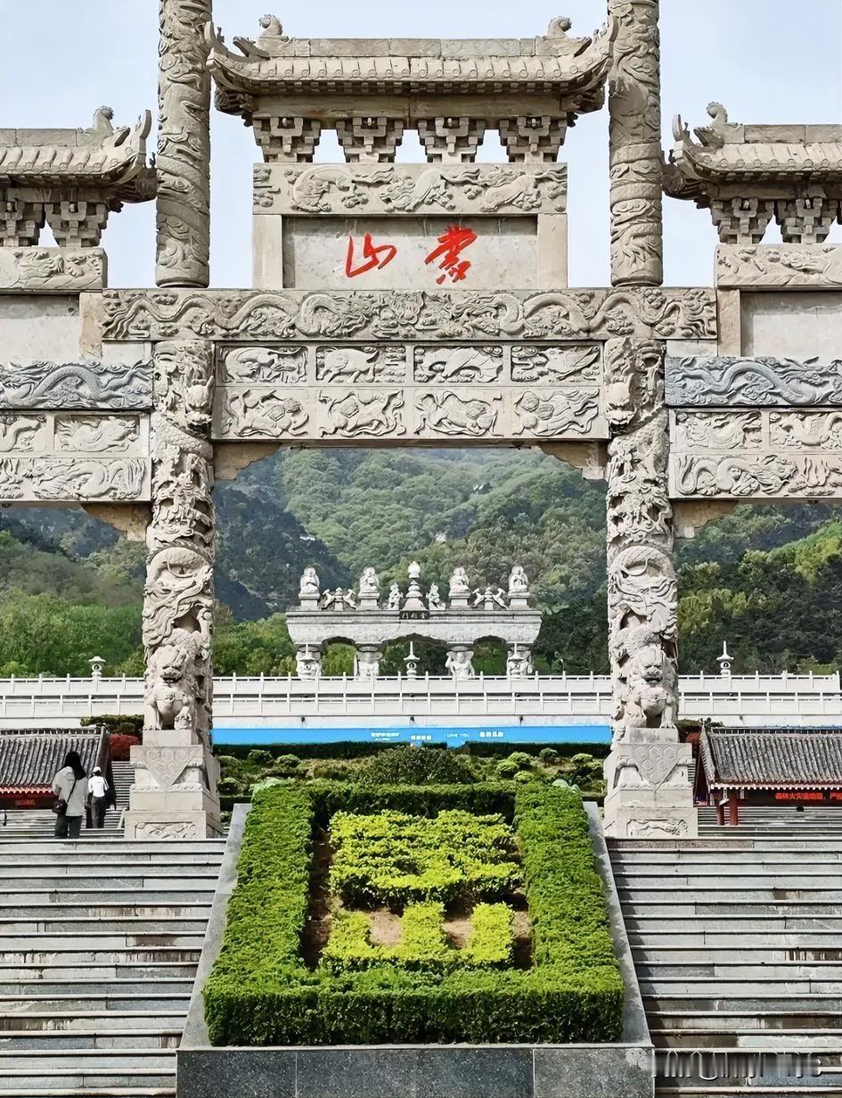 今日来到蒙山，春风入怀，山野皆温柔🌿
 
三月的蒙山，雾岚轻绕，草木初醒。
登