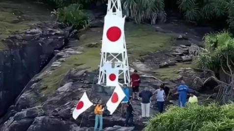 钓鱼岛海域，一座高不过5.6米的白色钢架灯塔，在十级海风里显得毫不起眼，可你可能