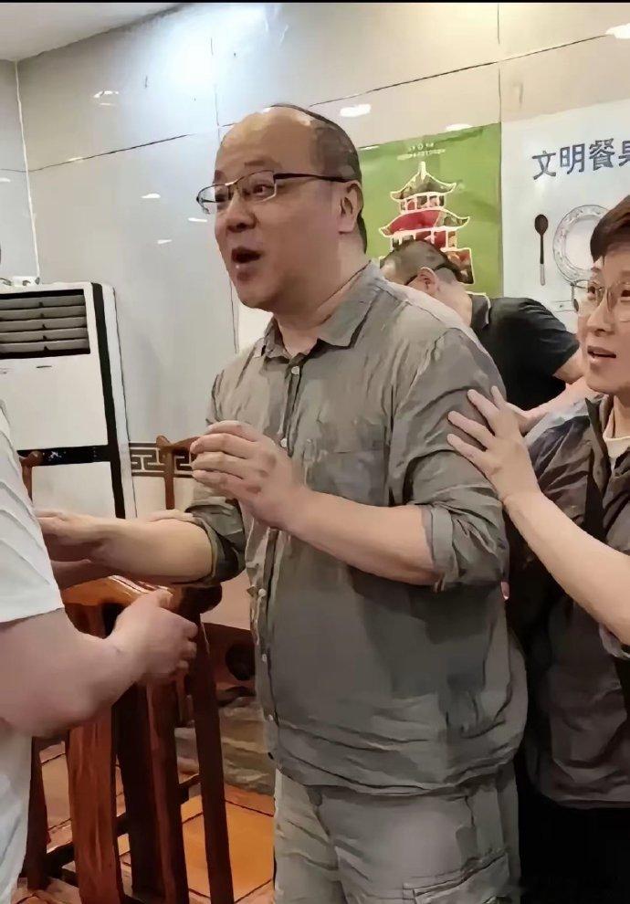 王菲前夫窦唯开始注重形象，毅然剃须理发，焕然一新，显得干净利落。 