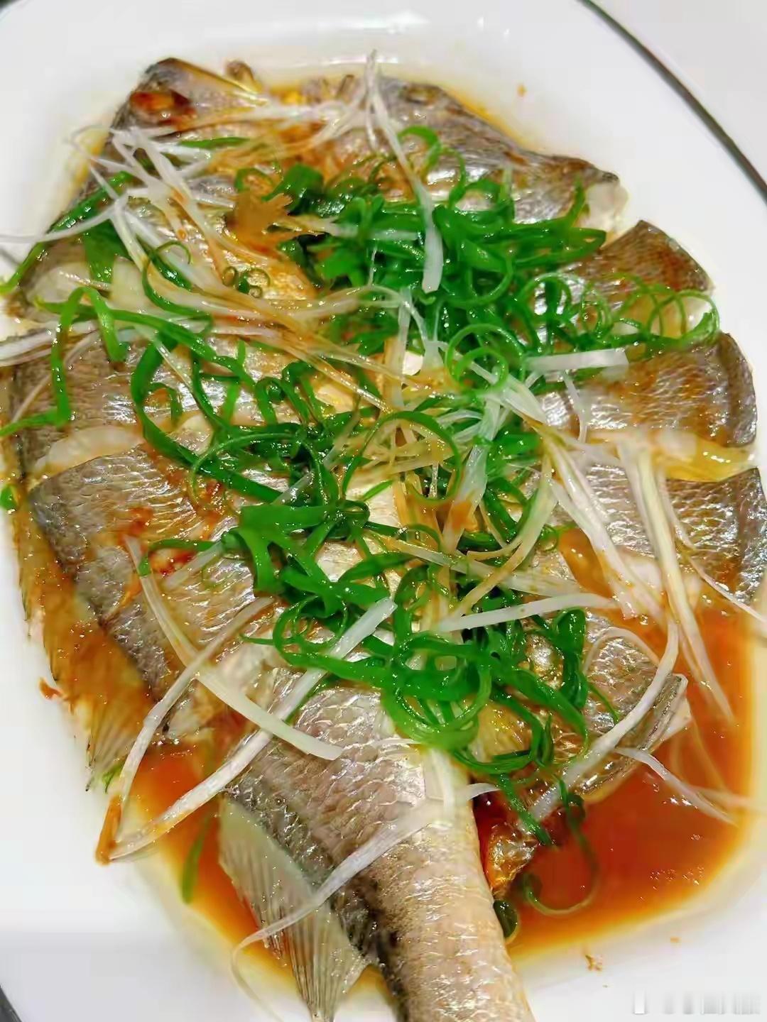 泸州味道 [清蒸大黄鱼]食材准备:大黄鱼一条、大葱、小葱、生姜、蒸鱼豉油、食用油